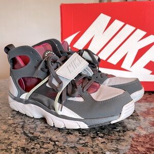 Nike air trainer Huarache Gray and Red Sneakers EUC 10.5